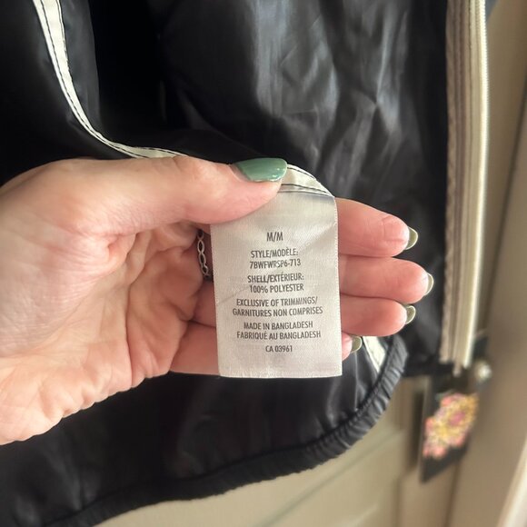 black windbreaker with white zip - Picture 6 of 6